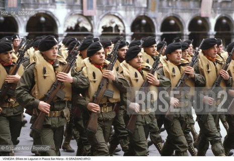 Localizzazione:..VENEZIA / S. MARCO..Oggetto:..Soggetto:..SFILATA DEI LAGUNARI IN PIAZZA SAN MARCO PER IL IV NOVEMBRE / MILITARI ESERCITO..Cronologia: ..Definizione Culturale:..   Autore: ..   Stile: ..   Editori/Stampatori:..   Committenza:..Materia e Tecnica:..Collocazione:..Note:..FESTE..Riproduzione Fotografica:..Copyright:..Graziano Arici/Rosebud2 .Data:..1984..Costo:..A