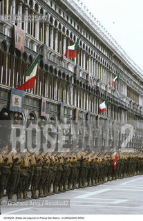 Localizzazione:..VENEZIA / S. MARCO..Oggetto:..Soggetto:..SFILATA DEI LAGUNARI IN PIAZZA SAN MARCO PER IL IV NOVEMBRE / MILITARI ESERCITO..Cronologia: ..Definizione Culturale:..   Autore: ..   Stile: ..   Editori/Stampatori:..   Committenza:..Materia e Tecnica:..Collocazione:..Note:..FESTE..Riproduzione Fotografica:..Copyright:..Graziano Arici/Rosebud2 .Data:..1984..Costo:..A