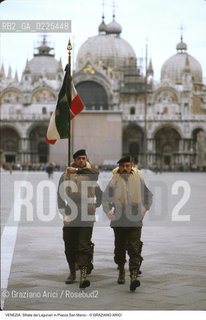 Localizzazione:..VENEZIA / S. MARCO..Oggetto:..Soggetto:..SFILATA DEI LAGUNARI IN PIAZZA SAN MARCO PER IL IV NOVEMBRE / MILITARI ESERCITO..Cronologia: ..Definizione Culturale:..   Autore: ..   Stile: ..   Editori/Stampatori:..   Committenza:..Materia e Tecnica:..Collocazione:..Note:..FESTE..Riproduzione Fotografica:..Copyright:..Graziano Arici/Rosebud2 .Data:..1984..Costo:..A