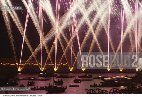 Localizzazione:..VENEZIA..Oggetto:..Soggetto:..REDENTORE FUOCHI D ARTIFICIO IN BACINO SAN MARCO..Cronologia: ..Definizione Culturale:..   Autore: ..   Stile: ..   Editori/Stampatori:..   Committenza:..Materia e Tecnica:..Collocazione:..Note:..FESTE..Riproduzione Fotografica:..Copyright:..Graziano Arici/Rosebud2 .Data:..1996..Costo:..A