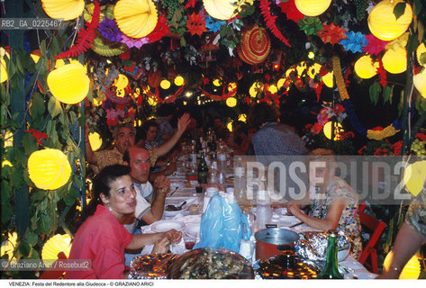 Localizzazione:..VENEZIA / GIUDECCA..Oggetto:..Soggetto:..REDENTORE..Cronologia: ..Definizione Culturale:..   Autore: ..   Stile: ..   Editori/Stampatori:..   Committenza:..Materia e Tecnica:..Collocazione:..Note:..FESTE..Riproduzione Fotografica:..Copyright:..Graziano Arici/Rosebud2 .Data:..1996..Costo:..A