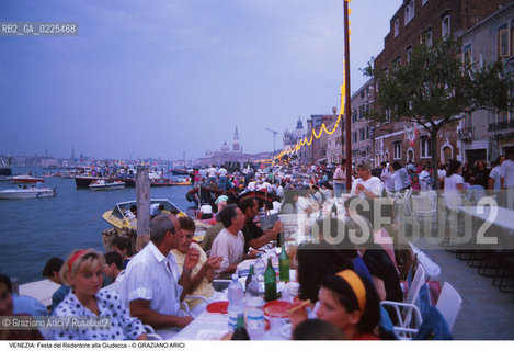 Localizzazione:..VENEZIA / GIUDECCA..Oggetto:..Soggetto:..REDENTORE..Cronologia: ..Definizione Culturale:..   Autore: ..   Stile: ..   Editori/Stampatori:..   Committenza:..Materia e Tecnica:..Collocazione:..Note:..FESTE..Riproduzione Fotografica:..Copyright:..Graziano Arici/Rosebud2 .Data:..1996..Costo:..A