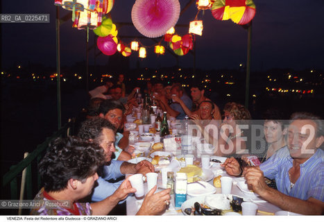 Localizzazione:..VENEZIA / GIUDECCA..Oggetto:..Soggetto:..REDENTORE..Cronologia: ..Definizione Culturale:..   Autore: ..   Stile: ..   Editori/Stampatori:..   Committenza:..Materia e Tecnica:..Collocazione:..Note:..FESTE..Riproduzione Fotografica:..Copyright:..Graziano Arici/Rosebud2 .Data:..1996..Costo:..A