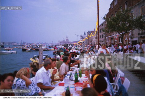 Localizzazione:..VENEZIA / GIUDECCA..Oggetto:..Soggetto:..REDENTORE..Cronologia: ..Definizione Culturale:..   Autore: ..   Stile: ..   Editori/Stampatori:..   Committenza:..Materia e Tecnica:..Collocazione:..Note:..FESTE..Riproduzione Fotografica:..Copyright:..Graziano Arici/Rosebud2 .Data:..1996..Costo:..A