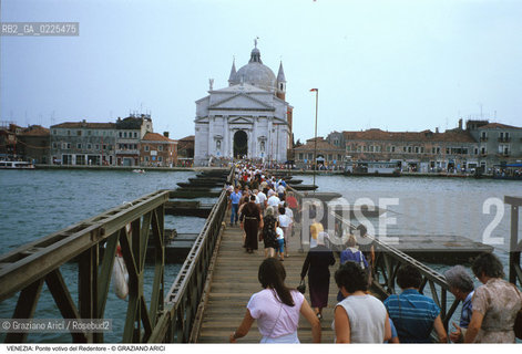 Localizzazione:..VENEZIA / DORSODURO..Oggetto:..Soggetto:..REDENTORE PONTE VOTIVO SUL CANALE DELLA GIUDECCA..Cronologia: ..Definizione Culturale:..   Autore: ..   Stile: ..   Editori/Stampatori:..   Committenza:..Materia e Tecnica:..Collocazione:..Note:..FESTE..Riproduzione Fotografica:..Copyright:..Graziano Arici/Rosebud2 .Data:..1996..Costo:..A