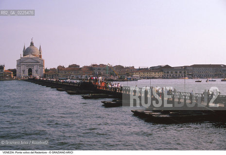 Localizzazione:..VENEZIA / DORSODURO..Oggetto:..Soggetto:..REDENTORE PONTE VOTIVO SUL CANALE DELLA GIUDECCA..Cronologia: ..Definizione Culturale:..   Autore: ..   Stile: ..   Editori/Stampatori:..   Committenza:..Materia e Tecnica:..Collocazione:..Note:..FESTE..Riproduzione Fotografica:..Copyright:..Graziano Arici/Rosebud2 .Data:..1996..Costo:..A
