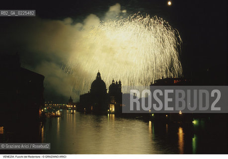 Localizzazione:..VENEZIA ..Oggetto:..Soggetto:..REDENTORE FUOCHI D ARTIFICIO SALUTE..Cronologia: ..Definizione Culturale:..   Autore: ..   Stile: ..   Editori/Stampatori:..   Committenza:..Materia e Tecnica:..Collocazione:..Note:..FESTE..Riproduzione Fotografica:..Copyright:..Graziano Arici/Rosebud2 .Data:..1996..Costo:..A