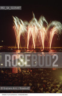 Localizzazione:..VENEZIA..Oggetto:..Soggetto:..REDENTORE FUOCHI D ARTIFICIO IN BACINO SAN MARCO..Cronologia: ..Definizione Culturale:..   Autore: ..   Stile: ..   Editori/Stampatori:..   Committenza:..Materia e Tecnica:..Collocazione:..Note:..FESTE..Riproduzione Fotografica:..Copyright:..Graziano Arici/Rosebud2 .Data:..1996..Costo:..A