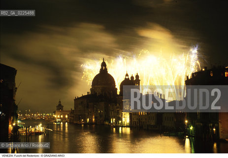 Localizzazione:..VENEZIA ..Oggetto:..Soggetto:..REDENTORE FUOCHI D ARTIFICIO SALUTE..Cronologia: ..Definizione Culturale:..   Autore: ..   Stile: ..   Editori/Stampatori:..   Committenza:..Materia e Tecnica:..Collocazione:..Note:..FESTE..Riproduzione Fotografica:..Copyright:..Graziano Arici/Rosebud2 .Data:..1996..Costo:..A