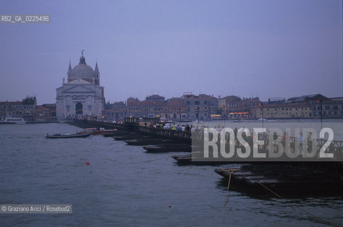 Localizzazione:..VENEZIA / DORSODURO..Oggetto:..Soggetto:..REDENTORE PONTE VOTIVO SUL CANALE DELLA GIUDECCA..Cronologia: ..Definizione Culturale:..   Autore: ..   Stile: ..   Editori/Stampatori:..   Committenza:..Materia e Tecnica:..Collocazione:..Note:..FESTE..Riproduzione Fotografica:..Copyright:..Graziano Arici/Rosebud2 .Data:..1996..Costo:..A