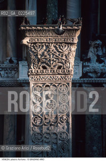 Localizzazione:..VENEZIA / S. MARCO..Oggetto:..Soggetto:..PIAZZA SAN MARCO / PILASTRO ACRITANO..Cronologia: ..VI XII SECOLO..Definizione Culturale:..   Autore: ....   Stile:....   Editori/Stampatori:..   Committenza:..Materia e Tecnica:....Collocazione:..Note:..MONUMENTALE..Riproduzione Fotografica:..Graziano Arici/Rosebud2 .Copyright:..Graziano Arici/Rosebud2 .Data:..1995..Costo:..A..