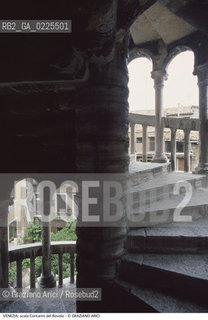 Localizzazione:..VENEZIA / S. MARCO..Oggetto:..Soggetto:..SCALA CONTARINI DEL BOVOLO..Cronologia: ..XV SECOLO..Definizione Culturale:..   Autore: ..GIOVANNI CANDI..   Stile:..RINASCIMENTO..   Editori/Stampatori:..   Committenza:..Materia e Tecnica:....Collocazione:..Note:..MONUMENTALE..Riproduzione Fotografica:..Graziano Arici/Rosebud2 .Copyright:..Graziano Arici/Rosebud2 .Data:..1990..Costo:..A..