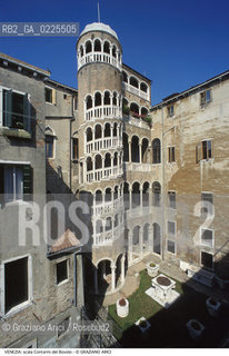 Localizzazione:..VENEZIA / S. MARCO..Oggetto:..Soggetto:..SCALA CONTARINI DEL BOVOLO..Cronologia: ..XV SECOLO..Definizione Culturale:..   Autore: ..GIOVANNI CANDI..   Stile:..RINASCIMENTO..   Editori/Stampatori:..   Committenza:..Materia e Tecnica:....Collocazione:..Note:..MONUMENTALE..Riproduzione Fotografica:..Graziano Arici/Rosebud2 .Copyright:..Graziano Arici/Rosebud2 .Data:..1990..Costo:..A..