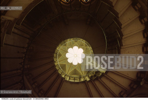 Localizzazione:..VENEZIA / CANNAREGIO..Oggetto:..Soggetto:..SCALA A CHIOCCIOLA DI PALAZZO GIOVANNELLI..Cronologia: ..XIX SECOLO..Definizione Culturale:..   Autore: ..G. B. MEDUNA..   Stile:..NEOGOTICO..   Editori/Stampatori:..   Committenza:..Materia e Tecnica:....Collocazione:..Note:..MONUMENTALE..Riproduzione Fotografica:..Graziano Arici/Rosebud2 .Copyright:..Graziano Arici/Rosebud2 .Data:..1990..Costo:..A..