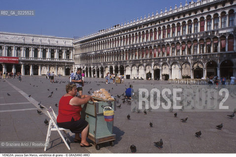 Localizzazione:..VENEZIA / S. MARCO..Oggetto:..Soggetto:..PIAZZA SAN MARCO / VENDITRICE AMBULANTE DI GRANO PER COLOMBI BANCARELLA PROCURATIE VECCHIE ALA NAPOLEONICA..Cronologia: ....Definizione Culturale:..   Autore: ....   Stile:....   Editori/Stampatori:..   Committenza:..Materia e Tecnica:....Collocazione:..Note:..MONUMENTALE..Riproduzione Fotografica:..Graziano Arici/Rosebud2 .Copyright:..Graziano Arici/Rosebud2 .Data:..1990..Costo:..A..