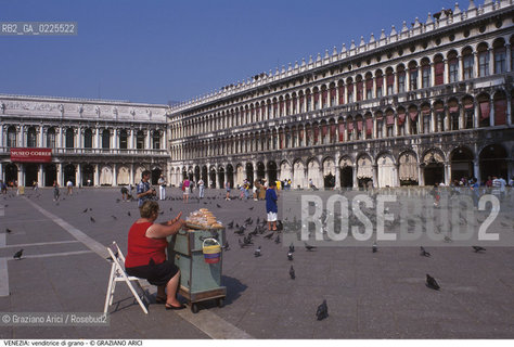 Localizzazione:..VENEZIA / S. MARCO..Oggetto:..Soggetto:..PIAZZA SAN MARCO / VENDITRICE AMBULANTE DI GRANO PER COLOMBI BANCARELLA PROCURATIE VECCHIE ALA NAPOLEONICA..Cronologia: ....Definizione Culturale:..   Autore: ....   Stile:....   Editori/Stampatori:..   Committenza:..Materia e Tecnica:....Collocazione:..Note:..MONUMENTALE..Riproduzione Fotografica:..Graziano Arici/Rosebud2 .Copyright:..Graziano Arici/Rosebud2 .Data:..1990..Costo:..A..