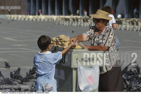 Localizzazione:..VENEZIA / S. MARCO..Oggetto:..Soggetto:..PIAZZA SAN MARCO / VENDITRICE AMBULANTE DI GRANO PER COLOMBI BANCARELLA BAMBINO..Cronologia: ....Definizione Culturale:..   Autore: ....   Stile:....   Editori/Stampatori:..   Committenza:..Materia e Tecnica:....Collocazione:..Note:..MONUMENTALE..Riproduzione Fotografica:..Graziano Arici/Rosebud2 .Copyright:..Graziano Arici/Rosebud2 .Data:..1990..Costo:..A..