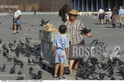 Localizzazione:..VENEZIA / S. MARCO..Oggetto:..Soggetto:..PIAZZA SAN MARCO / VENDITRICE AMBULANTE DI GRANO PER COLOMBI BANCARELLA BAMBINO..Cronologia: ....Definizione Culturale:..   Autore: ....   Stile:....   Editori/Stampatori:..   Committenza:..Materia e Tecnica:....Collocazione:..Note:..MONUMENTALE..Riproduzione Fotografica:..Graziano Arici/Rosebud2 .Copyright:..Graziano Arici/Rosebud2 .Data:..1990..Costo:..A..