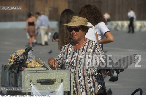 Localizzazione:..VENEZIA / S. MARCO..Oggetto:..Soggetto:..PIAZZA SAN MARCO / VENDITRICE AMBULANTE DI GRANO PER COLOMBI BANCARELLA..Cronologia: ....Definizione Culturale:..   Autore: ....   Stile:....   Editori/Stampatori:..   Committenza:..Materia e Tecnica:....Collocazione:..Note:..MONUMENTALE..Riproduzione Fotografica:..Graziano Arici/Rosebud2 .Copyright:..Graziano Arici/Rosebud2 .Data:..1990..Costo:..A..