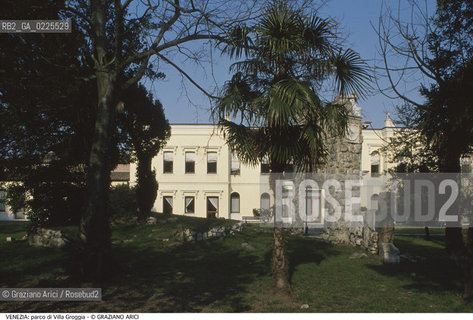 Localizzazione:..VENEZIA / CANNAREGIO..Oggetto:..Soggetto:..PARCO DI VILLA GROGGIA..Cronologia: ....Definizione Culturale:..   Autore: ....   Stile:....   Editori/Stampatori:..   Committenza:..Materia e Tecnica:....Collocazione:..Note:..MONUMENTALE..Riproduzione Fotografica:..Graziano Arici/Rosebud2 .Copyright:..Graziano Arici/Rosebud2 .Data:..1990..Costo:..A..