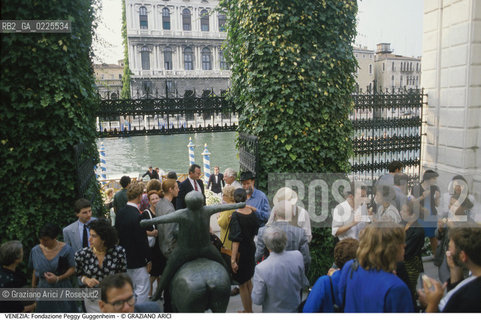 Localizzazione:..VENEZIA / DORSODURO..Oggetto:..Soggetto:..PALAZZO VENIER DEI LEONI / COLLEZIONE PEGGY GUGGENHEIM / COCKTAIL IN TERRAZZA SUL CANAL GRANDE..Cronologia: ....Definizione Culturale:..   Autore: ....   Stile:....   Editori/Stampatori:..   Committenza:..Materia e Tecnica:....Collocazione:..Note:..MONUMENTALE MUSEO FONDAZIONE..Riproduzione Fotografica:..Graziano Arici/Rosebud2 .Copyright:..Graziano Arici/Rosebud2 .Data:..1995..Costo:..A..