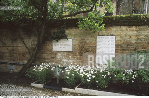 Localizzazione:..VENEZIA / DORSODURO..Oggetto:..Soggetto:..PALAZZO VENIER DEI LEONI / COLLEZIONE PEGGY GUGGENHEIM / GIARDINO CON TOMBA DI PEGGY E DEI SUOI CANI..Cronologia: ....Definizione Culturale:..   Autore: ....   Stile:....   Editori/Stampatori:..   Committenza:..Materia e Tecnica:....Collocazione:..Note:..MONUMENTALE MUSEO FONDAZIONE..Riproduzione Fotografica:..Graziano Arici/Rosebud2 .Copyright:..Graziano Arici/Rosebud2 .Data:..1995..Costo:..A..