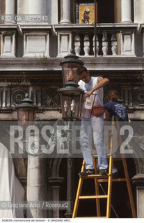 Localizzazione:..VENEZIA / S. MARCO..Oggetto:..Soggetto:..PIAZZA SAN MARCO / MANUTENZIONE E PULIZIA DEI LAMPIONI..Cronologia: ....Definizione Culturale:..   Autore: ....   Stile:....   Editori/Stampatori:..   Committenza:..Materia e Tecnica:....Collocazione:..Note:..MONUMENTALE..Riproduzione Fotografica:..Graziano Arici/Rosebud2 .Copyright:..Graziano Arici/Rosebud2 .Data:..1990..Costo:..A..