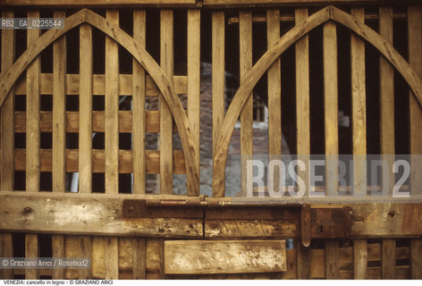 Localizzazione:..VENEZIA..Oggetto:..Soggetto:..CANCELLO IN LEGNO..Cronologia: ....Definizione Culturale:..   Autore: ....   Stile:....   Editori/Stampatori:..   Committenza:..Materia e Tecnica:....Collocazione:..Note:..MONUMENTALE..Riproduzione Fotografica:..Graziano Arici/Rosebud2 .Copyright:..Graziano Arici/Rosebud2 .Data:..1995..Costo:..A..