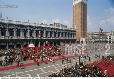 Localizzazione:..VENEZIA / S. MARCO..Oggetto:..Soggetto:..PIAZZA SAN MARCO / MANIFESTAZIONE PER IL RITORNO DEL LEONE RESTAURATO / CORTEO STORICO..Cronologia: ....Definizione Culturale:..   Autore: ....   Stile:....   Editori/Stampatori:..   Committenza:..Materia e Tecnica:....Collocazione:..Note:..MONUMENTALE..Riproduzione Fotografica:..Graziano Arici/Rosebud2 .Copyright:..Graziano Arici/Rosebud2 .Data:..1990..Costo:..A..