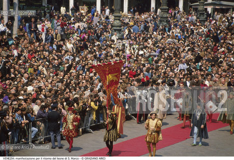 Localizzazione:..VENEZIA / S. MARCO..Oggetto:..Soggetto:..PIAZZA SAN MARCO / MANIFESTAZIONE PER IL RITORNO DEL LEONE RESTAURATO / CORTEO STORICO..Cronologia: ....Definizione Culturale:..   Autore: ....   Stile:....   Editori/Stampatori:..   Committenza:..Materia e Tecnica:....Collocazione:..Note:..MONUMENTALE..Riproduzione Fotografica:..Graziano Arici/Rosebud2 .Copyright:..Graziano Arici/Rosebud2 .Data:..1990..Costo:..A..