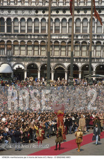 Localizzazione:..VENEZIA / S. MARCO..Oggetto:..Soggetto:..PIAZZA SAN MARCO / MANIFESTAZIONE PER IL RITORNO DEL LEONE RESTAURATO / CORTEO STORICO..Cronologia: ....Definizione Culturale:..   Autore: ....   Stile:....   Editori/Stampatori:..   Committenza:..Materia e Tecnica:....Collocazione:..Note:..MONUMENTALE..Riproduzione Fotografica:..Graziano Arici/Rosebud2 .Copyright:..Graziano Arici/Rosebud2 .Data:..1990..Costo:..A..