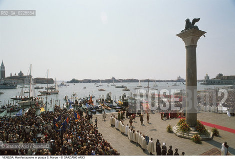 Localizzazione:..VENEZIA / S. MARCO..Oggetto:..Soggetto:..PIAZZA SAN MARCO / MANIFESTAZIONE PER IL RITORNO DEL LEONE RESTAURATO / CAVALIERI DI S. MARCO BACINO PIAZZETTA..Cronologia: ....Definizione Culturale:..   Autore: ....   Stile:....   Editori/Stampatori:..   Committenza:..Materia e Tecnica:....Collocazione:..Note:..MONUMENTALE..Riproduzione Fotografica:..Graziano Arici/Rosebud2 .Copyright:..Graziano Arici/Rosebud2 .Data:..1990..Costo:..A..
