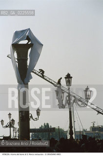 Localizzazione:..VENEZIA / S. MARCO..Oggetto:..Soggetto:..PIAZZA SAN MARCO / MANIFESTAZIONE PER IL RITORNO DEL LEONE RESTAURATO / VIGILI DEL FUOCO..Cronologia: ....Definizione Culturale:..   Autore: ....   Stile:....   Editori/Stampatori:..   Committenza:..Materia e Tecnica:....Collocazione:..Note:..MONUMENTALE..Riproduzione Fotografica:..Graziano Arici/Rosebud2 .Copyright:..Graziano Arici/Rosebud2 .Data:..1990..Costo:..A..