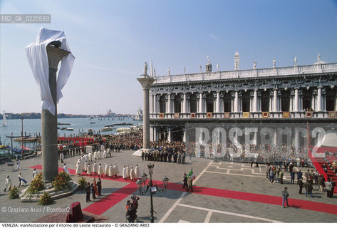 Localizzazione:..VENEZIA / S. MARCO..Oggetto:..Soggetto:..PIAZZA SAN MARCO / MANIFESTAZIONE PER IL RITORNO DEL LEONE RESTAURATO / PIAZZETTA..Cronologia: ....Definizione Culturale:..   Autore: ....   Stile:....   Editori/Stampatori:..   Committenza:..Materia e Tecnica:....Collocazione:..Note:..MONUMENTALE..Riproduzione Fotografica:..Graziano Arici/Rosebud2 .Copyright:..Graziano Arici/Rosebud2 .Data:..1990..Costo:..A..