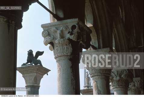 Localizzazione:..VENEZIA / S. MARCO..Oggetto:..Soggetto:..PIAZZA SAN MARCO / LEONE PALAZZO DUCALE ..Cronologia: ....Definizione Culturale:..   Autore: ....   Stile:....   Editori/Stampatori:..   Committenza:..Materia e Tecnica:....Collocazione:..Note:..MONUMENTALE..Riproduzione Fotografica:..Graziano Arici/Rosebud2 .Copyright:..Graziano Arici/Rosebud2 .Data:..1990..Costo:..A..