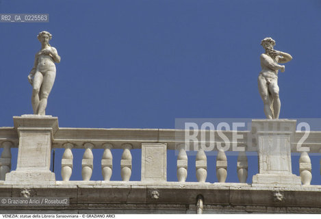 Localizzazione:..VENEZIA / S. MARCO..Oggetto:..Soggetto:..PIAZZA SAN MARCO / STATUE DELLA LIBRERIA SANSOVINIANA..Cronologia: ....Definizione Culturale:..   Autore: ....   Stile:....   Editori/Stampatori:..   Committenza:..Materia e Tecnica:....Collocazione:..Note:..MONUMENTALE..Riproduzione Fotografica:..Graziano Arici/Rosebud2 .Copyright:..Graziano Arici/Rosebud2 .Data:..1990..Costo:..A..