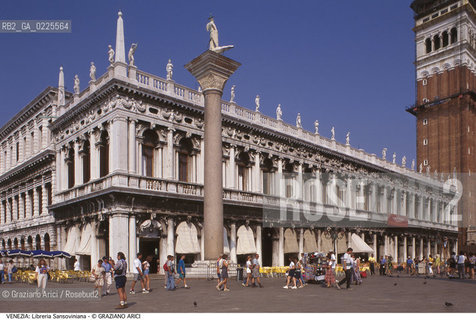 Localizzazione:..VENEZIA / S. MARCO..Oggetto:..Soggetto:..PIAZZA SAN MARCO / LIBRERIA SANSOVINIANA MARCIANA COLONNA TODARO PIAZZETTA..Cronologia: ..XVI SECOLO..Definizione Culturale:..   Autore: ..JACOPO SANSOVINO..   Stile:....   Editori/Stampatori:..   Committenza:..Materia e Tecnica:....Collocazione:..Note:..MONUMENTALE..Riproduzione Fotografica:..Graziano Arici/Rosebud2 .Copyright:..Graziano Arici/Rosebud2 .Data:..1995..Costo:..A..