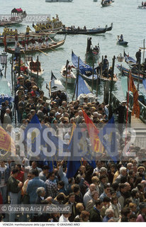 Localizzazione:..VENEZIA / S. MARCO..Oggetto:..Soggetto:..PIAZZA SAN MARCO / PIAZZETTA MANIFESTAZIONE DELLA LIGA VENETA / LEGA..Cronologia: ....Definizione Culturale:..   Autore: ....   Stile:....   Editori/Stampatori:..   Committenza:..Materia e Tecnica:....Collocazione:..Note:..MONUMENTALE..Riproduzione Fotografica:..Graziano Arici/Rosebud2 .Copyright:..Graziano Arici/Rosebud2 .Data:..1990..Costo:..A..