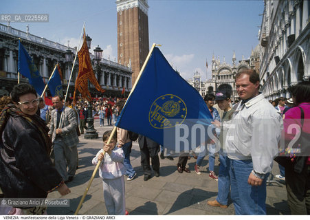 Localizzazione:..VENEZIA / S. MARCO..Oggetto:..Soggetto:..PIAZZA SAN MARCO / PIAZZETTA MANIFESTAZIONE DELLA LIGA VENETA / LEGA..Cronologia: ....Definizione Culturale:..   Autore: ....   Stile:....   Editori/Stampatori:..   Committenza:..Materia e Tecnica:....Collocazione:..Note:..MONUMENTALE..Riproduzione Fotografica:..Graziano Arici/Rosebud2 .Copyright:..Graziano Arici/Rosebud2 .Data:..1990..Costo:..A..