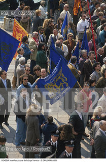 Localizzazione:..VENEZIA / S. MARCO..Oggetto:..Soggetto:..PIAZZA SAN MARCO / PIAZZETTA MANIFESTAZIONE DELLA LIGA VENETA / LEGA..Cronologia: ....Definizione Culturale:..   Autore: ....   Stile:....   Editori/Stampatori:..   Committenza:..Materia e Tecnica:....Collocazione:..Note:..MONUMENTALE..Riproduzione Fotografica:..Graziano Arici/Rosebud2 .Copyright:..Graziano Arici/Rosebud2 .Data:..1990..Costo:..A..