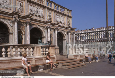 Localizzazione:..VENEZIA / S. MARCO..Oggetto:..Soggetto:..PIAZZA SAN MARCO / LOGGETTA SANSOVINIANA..Cronologia: ..XVI SECOLO..Definizione Culturale:..   Autore: ..JACOPO SANSOVINO..   Stile:....   Editori/Stampatori:..   Committenza:..Materia e Tecnica:....Collocazione:..Note:..MONUMENTALE..Riproduzione Fotografica:..Graziano Arici/Rosebud2 .Copyright:..Graziano Arici/Rosebud2 .Data:..1995..Costo:..A..