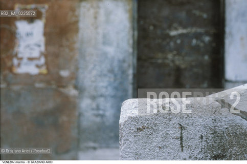 Localizzazione:..VENEZIA..Oggetto:..Soggetto:..MARMO..Cronologia: ....Definizione Culturale:..   Autore: ....   Stile:....   Editori/Stampatori:..   Committenza:..Materia e Tecnica:..PIETRA D ISTRIA..Collocazione:..Note:..MONUMENTALE..Riproduzione Fotografica:..Graziano Arici/Rosebud2 .Copyright:..Graziano Arici/Rosebud2 .Data:..1995..Costo:..A..