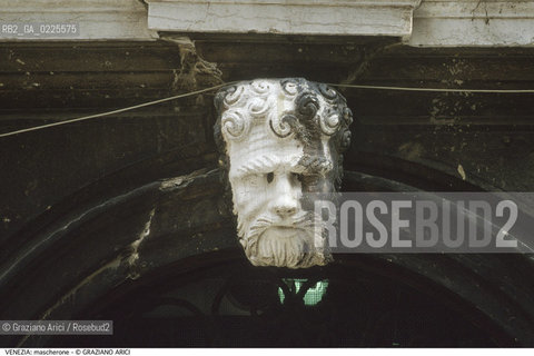 Localizzazione:..VENEZIA..Oggetto:..Soggetto:..MASCHERONE..Cronologia: ....Definizione Culturale:..   Autore: ....   Stile:....   Editori/Stampatori:..   Committenza:..Materia e Tecnica:..MARMO..Collocazione:..Note:..MONUMENTALE..Riproduzione Fotografica:..Graziano Arici/Rosebud2 .Copyright:..Graziano Arici/Rosebud2 .Data:..1995..Costo:..A..