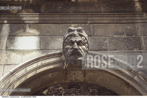 Localizzazione:..VENEZIA..Oggetto:..Soggetto:..MASCHERONE..Cronologia: ....Definizione Culturale:..   Autore: ....   Stile:....   Editori/Stampatori:..   Committenza:..Materia e Tecnica:..MARMO..Collocazione:..Note:..MONUMENTALE..Riproduzione Fotografica:..Graziano Arici/Rosebud2 .Copyright:..Graziano Arici/Rosebud2 .Data:..1995..Costo:..A..