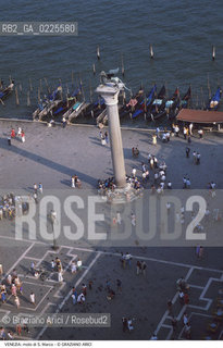 Localizzazione:..VENEZIA / S. MARCO..Oggetto:..Soggetto:..PIAZZA SAN MARCO / MOLO PIAZZETTA COLONNA LEONE..Cronologia: ....Definizione Culturale:..   Autore: ....   Stile:....   Editori/Stampatori:..   Committenza:..Materia e Tecnica:....Collocazione:..Note:..MONUMENTALE..Riproduzione Fotografica:..Graziano Arici/Rosebud2 .Copyright:..Graziano Arici/Rosebud2 .Data:..1990..Costo:..A..