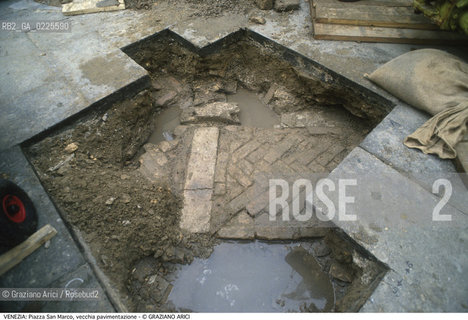 Localizzazione:..VENEZIA / S. MARCO..Oggetto:..Soggetto:..PIAZZA SAN MARCO / VECCHIA PAVIMENTAZIONE..Cronologia: ..XIV SECOLO..Definizione Culturale:..   Autore: ....   Stile:....   Editori/Stampatori:..   Committenza:..Materia e Tecnica:....Collocazione:..Note:..MONUMENTALE ARCHEOLOGIA..Riproduzione Fotografica:..Graziano Arici/Rosebud2 .Copyright:..Graziano Arici/Rosebud2 .Data:..1995..Costo:..A..