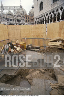 Localizzazione:..VENEZIA / S. MARCO..Oggetto:..Soggetto:..PIAZZA SAN MARCO / VECCHIA PAVIMENTAZIONE..Cronologia: ..XIV SECOLO..Definizione Culturale:..   Autore: ....   Stile:....   Editori/Stampatori:..   Committenza:..Materia e Tecnica:....Collocazione:..Note:..MONUMENTALE ARCHEOLOGIA..Riproduzione Fotografica:..Graziano Arici/Rosebud2 .Copyright:..Graziano Arici/Rosebud2 .Data:..1995..Costo:..A..