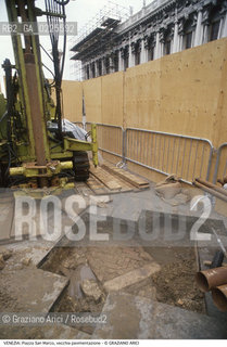 Localizzazione:..VENEZIA / S. MARCO..Oggetto:..Soggetto:..PIAZZA SAN MARCO / VECCHIA PAVIMENTAZIONE..Cronologia: ..XIV SECOLO..Definizione Culturale:..   Autore: ....   Stile:....   Editori/Stampatori:..   Committenza:..Materia e Tecnica:....Collocazione:..Note:..MONUMENTALE ARCHEOLOGIA..Riproduzione Fotografica:..Graziano Arici/Rosebud2 .Copyright:..Graziano Arici/Rosebud2 .Data:..1995..Costo:..A..