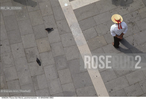 Localizzazione:..VENEZIA / S. MARCO..Oggetto:..Soggetto:..PIAZZA SAN MARCO / PAVIMENTAZIONE GONDOLIERE MASEGNI..Cronologia: ....Definizione Culturale:..   Autore: ....   Stile:....   Editori/Stampatori:..   Committenza:..Materia e Tecnica:..PIETRA D ISTRIA..Collocazione:..Note:..MONUMENTALE ..Riproduzione Fotografica:..Graziano Arici/Rosebud2 .Copyright:..Graziano Arici/Rosebud2 .Data:..1995..Costo:..A..