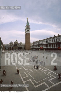 Localizzazione:..VENEZIA / S. MARCO..Oggetto:..Soggetto:..PIAZZA SAN MARCO / BASILICA CAMPANILE PROCURATIE NUOVE..Cronologia: ....Definizione Culturale:..   Autore: ....   Stile:....   Editori/Stampatori:..   Committenza:..Materia e Tecnica:....Collocazione:..Note:..MONUMENTALE..Riproduzione Fotografica:..Graziano Arici/Rosebud2 .Copyright:..Graziano Arici/Rosebud2 .Data:..1990..Costo:..A..